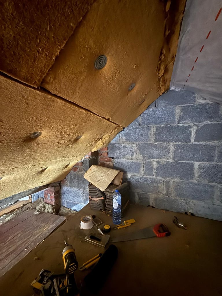 Vakman aan het werk in een werfruimte