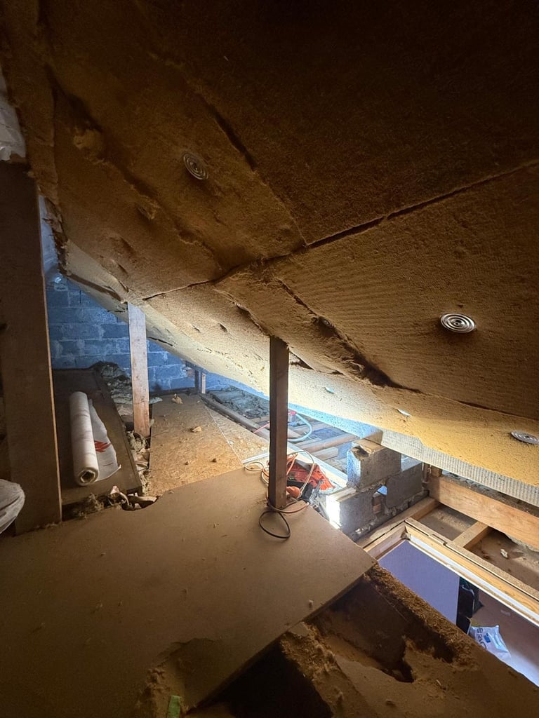 Kelder in renovatie met houten balken en isolatie