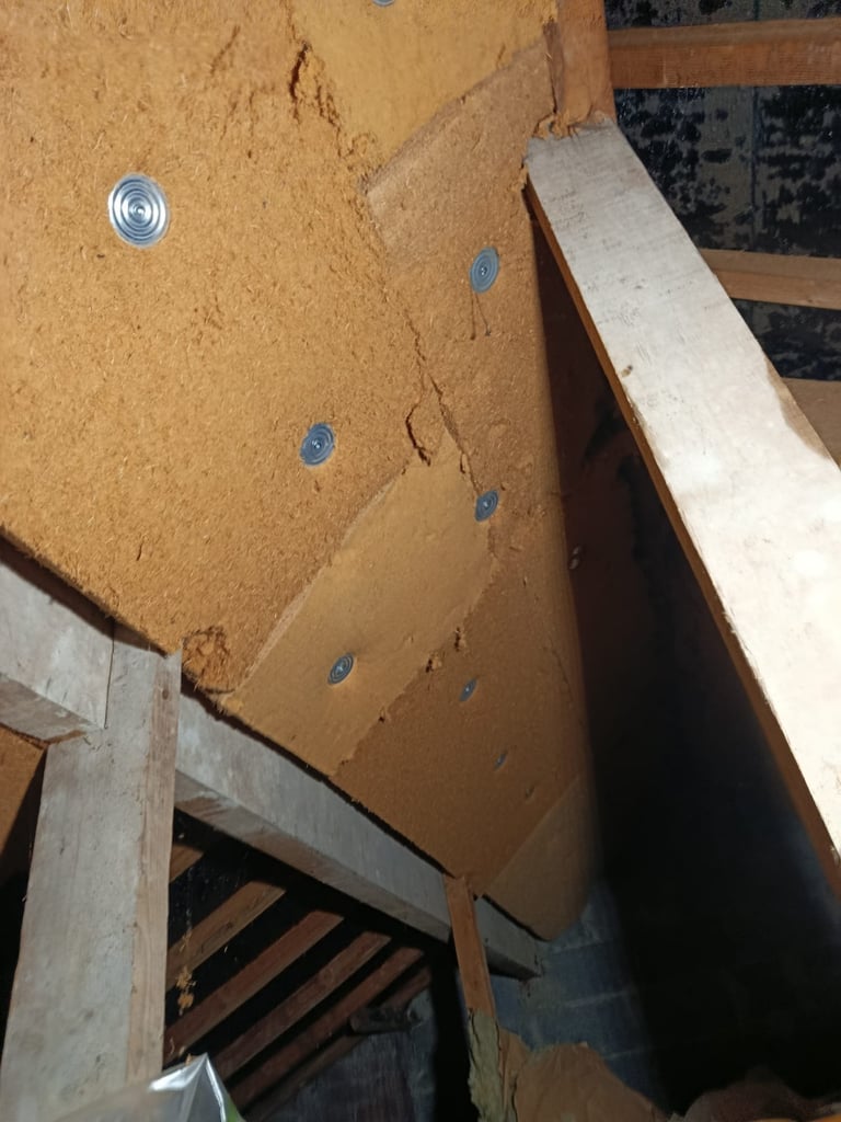 Isolatieplaat met bevestigingen op houten frame